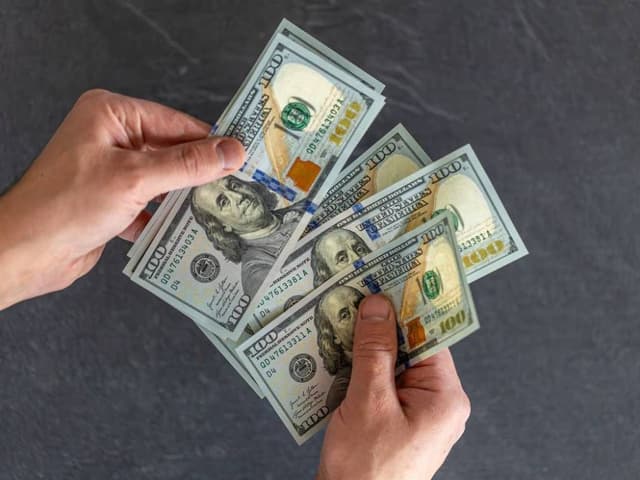 Как перевести деньги из США в Россию в 2025 году: все актуальные способы и безопасное решение через Dolphin Cash